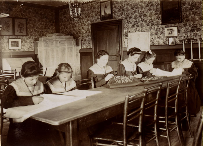 4--Ucenice-pri-izradi-rucnih-radova-u-razne-svrhe-x