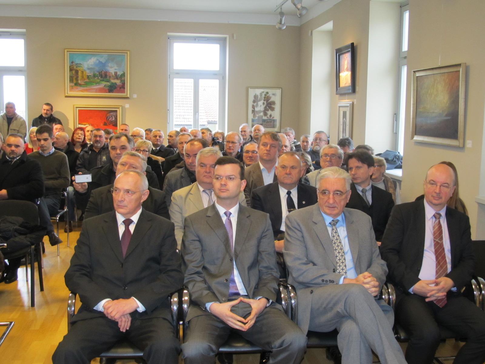 04 Svecana akademija pred ispunjenom dvoranom