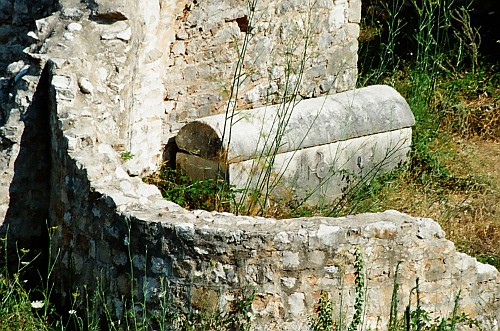 Sarkofag s oznakom križa - Uvala Lovrečina - Brač