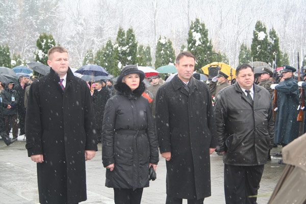 Predstavnici Vlade polažu vijenac